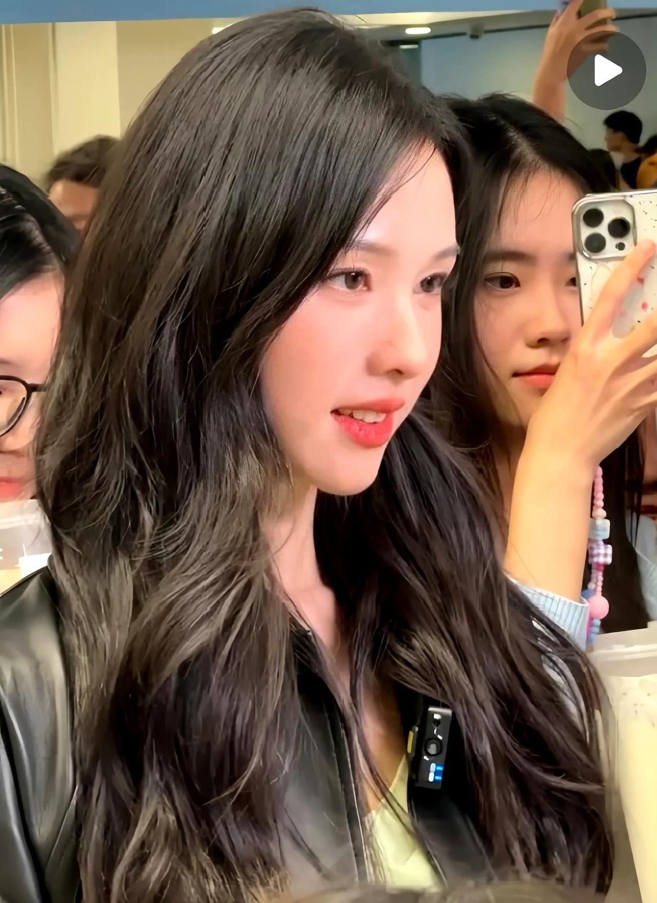 #陈都灵# 线下生图，谁家白月光这么水灵灵的，她确实在颜值方面有着先天的优势，这
