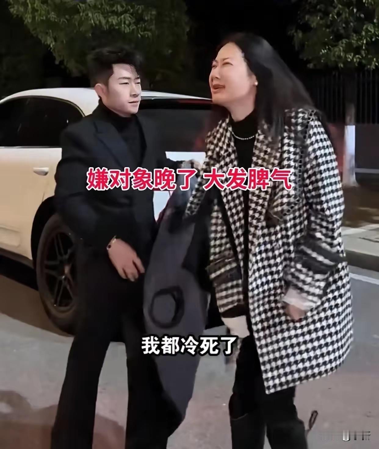 无语了！！！前两天在湖南一个街上，有个小伙去接女朋友，就因为路上堵车晚了十分钟。