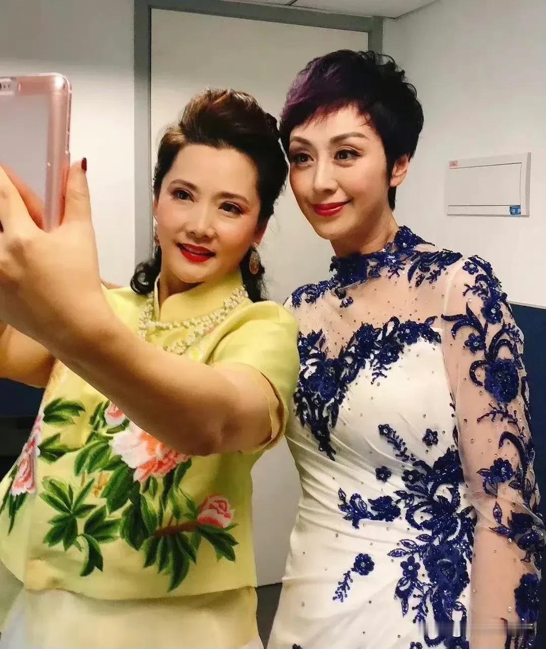 两个美女真养眼啊
何赛飞一件青绿印花小挂，宜古宜今，温婉大方！
史依弘一件白色绣