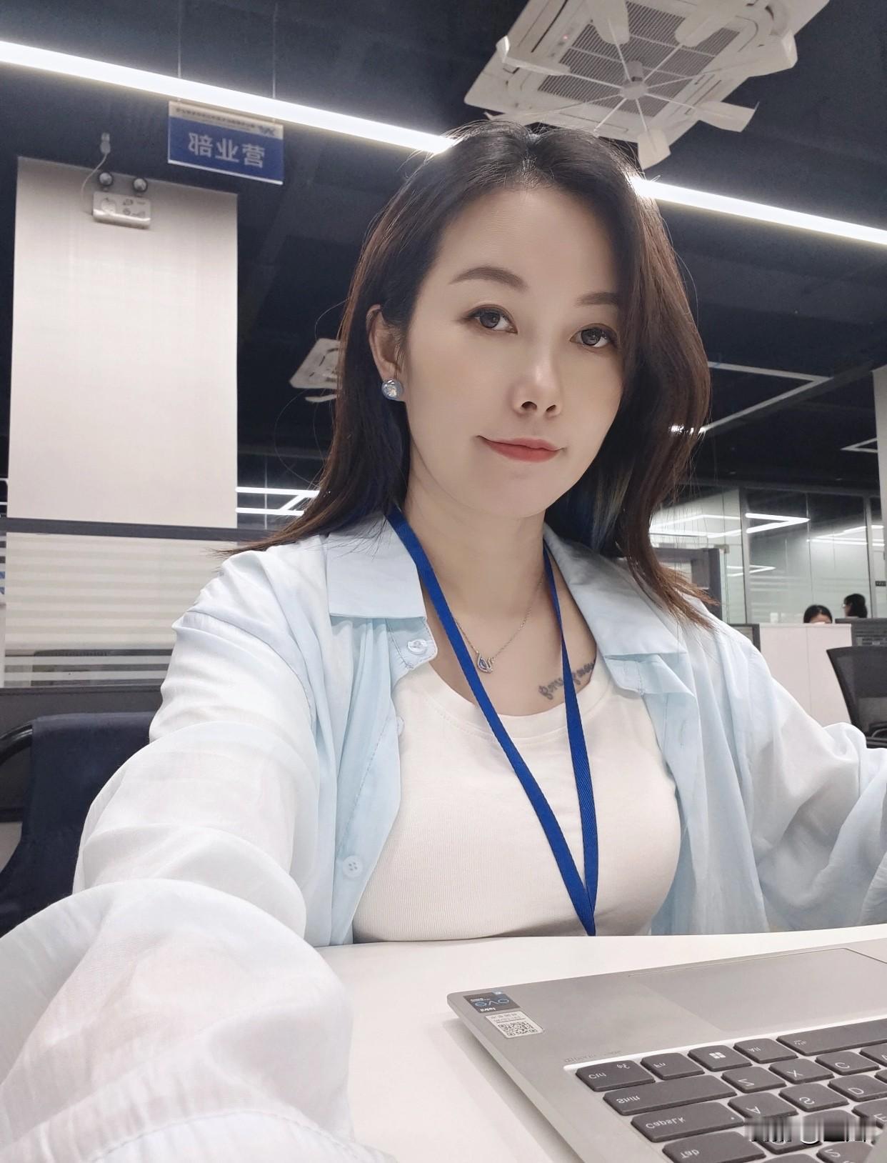职场女性如何穿出优雅知性气质白衣女子坐案前，笑语盈盈意自闲。