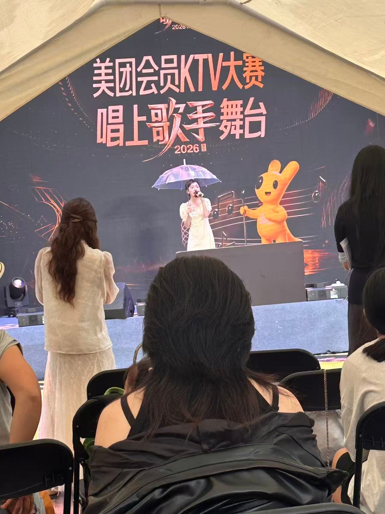 长沙街头不缺观众 最会showtime人从众𠈌的🌆是今日暴雨长沙，我把话放这