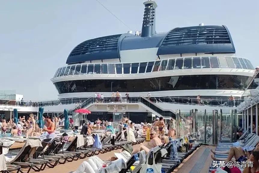 这些人冒险旅游！玩比生命重要？一艘豪华游轮满载5000名世界各地游客滞留迪拜。船