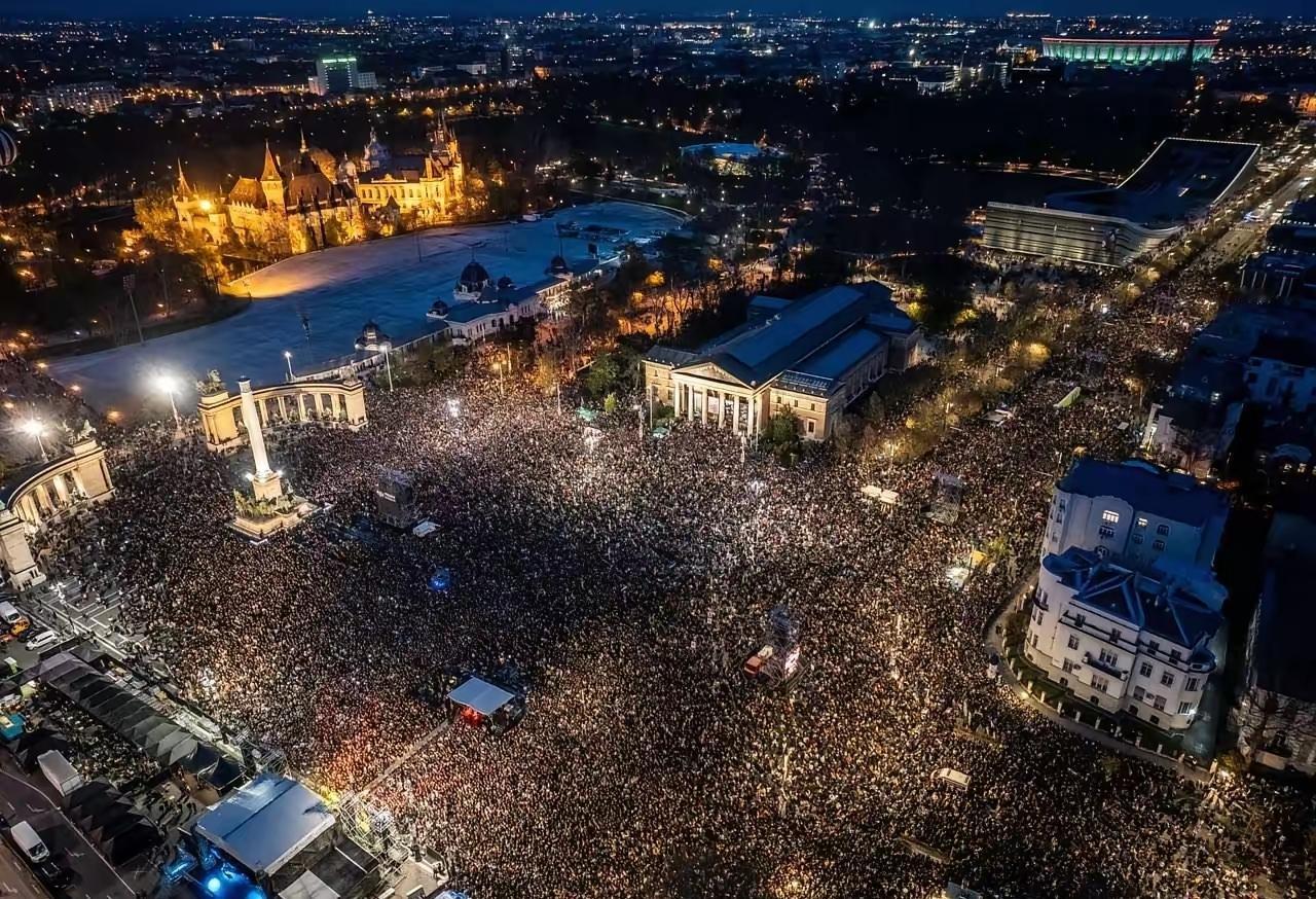 据美联社报道，匈牙利议会选举前夕，布达佩斯举行了大规模反对派抗议音乐会。在英雄广