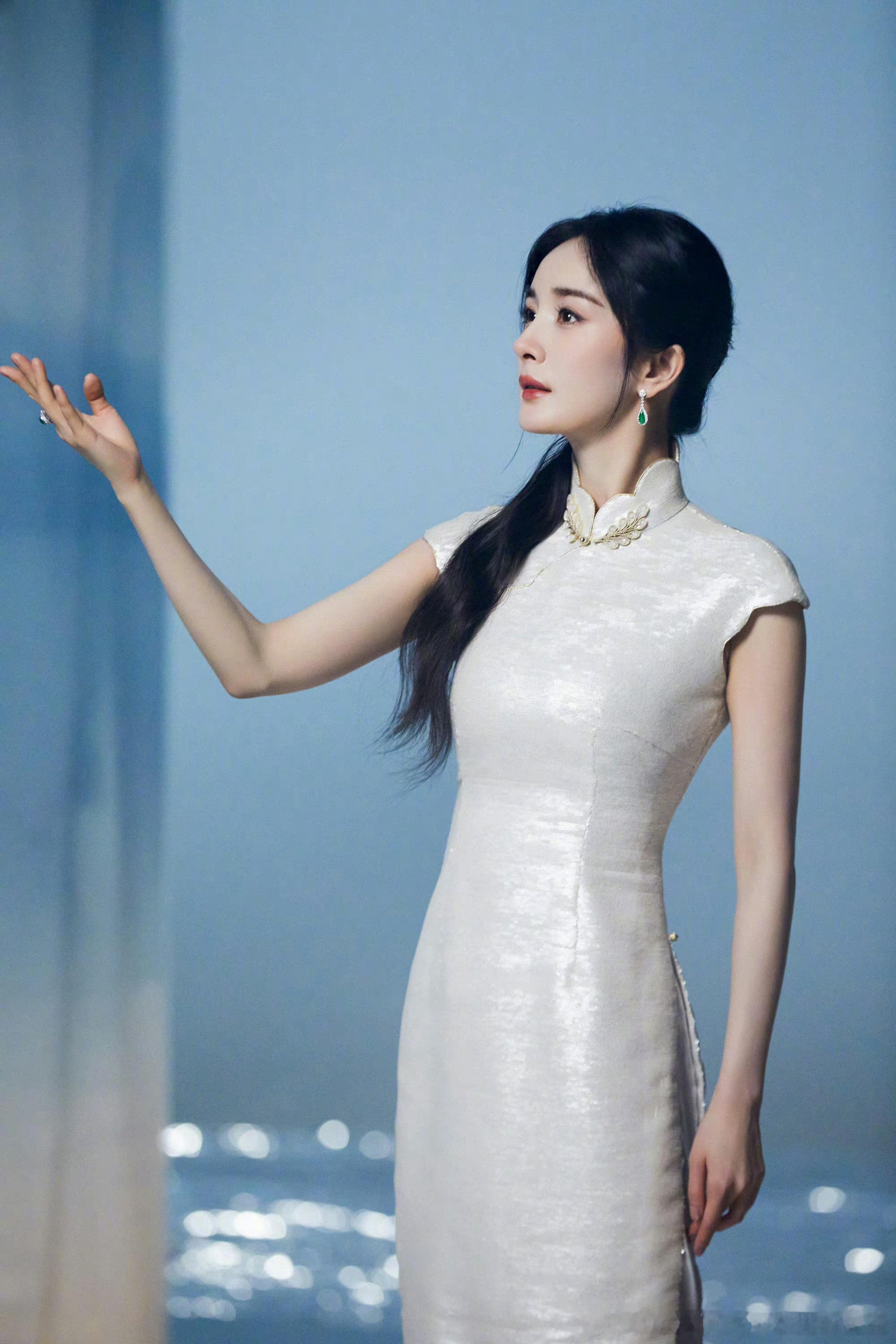 杨幂  🦊杨幂君乐宝奶粉全球品牌代言人地摊上面的故事会，三块五一本翻开全是故事