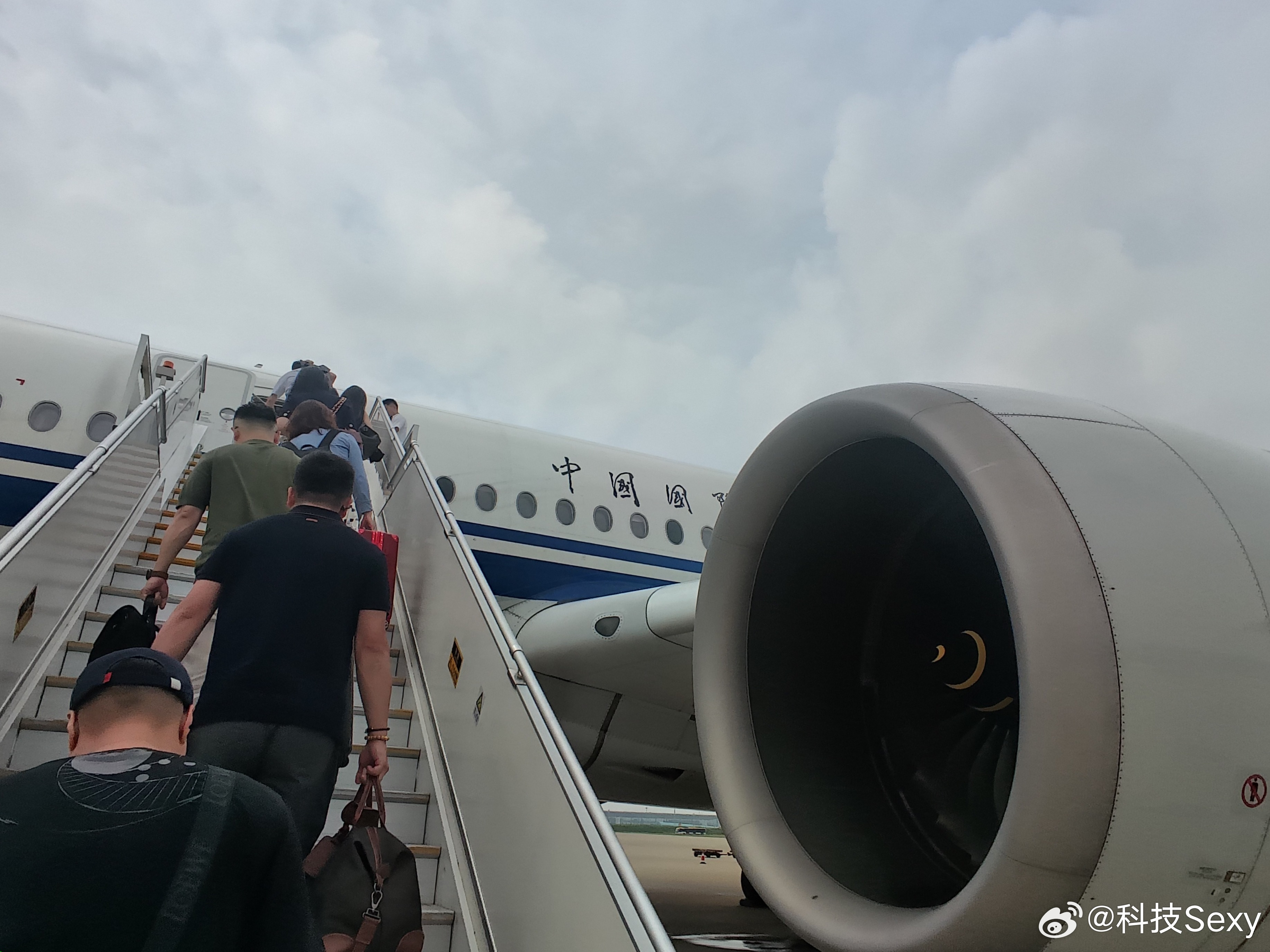 航空公司无故延误，耽误我们时间，尤其是东航和国航我坐的最多，提前关舱门，临时更改