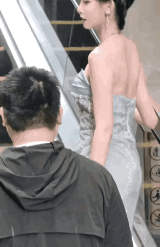 你这兄弟给你机会你不中用啊
傻傻的在那干啥？