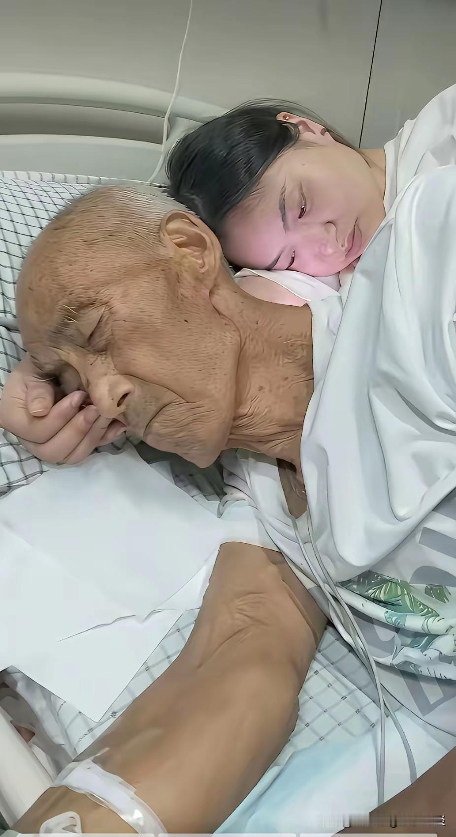 爷爷因病住院，身体不适本应辗转难眠，孙女赶来医院日夜照料陪伴，出乎意料的是，当晚