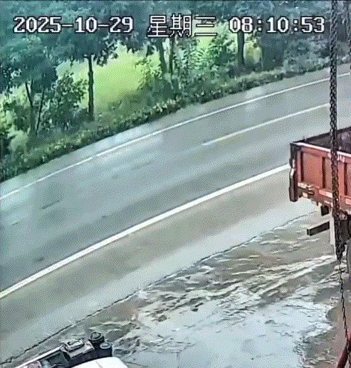 低头族真的危险，都不带眼睛的，前方有什么都不知道！