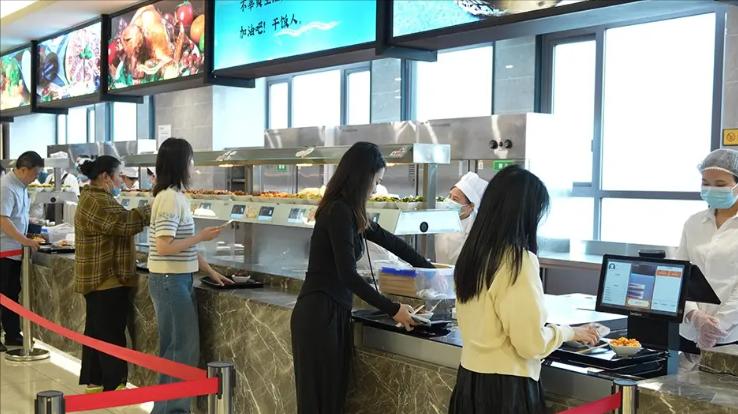 两年关掉近5万家，“称重快餐”怎么就成了“快餐刺客”？
 
2026年已过半，一