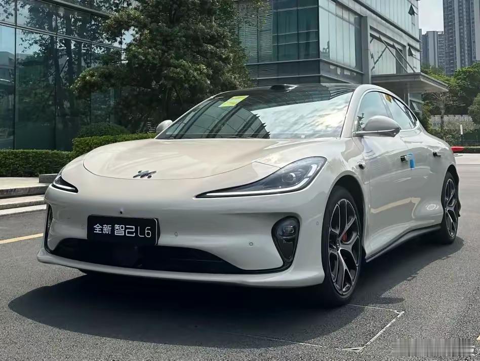 汽车[超话]  智己L6和阿维塔06均为新能源轿车，智己L6充电速度快，续航里程