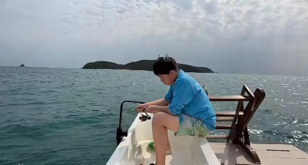 王媛可一家四口泰国度假，王雨都42了还那么帅，与儿子同框像兄弟！ 