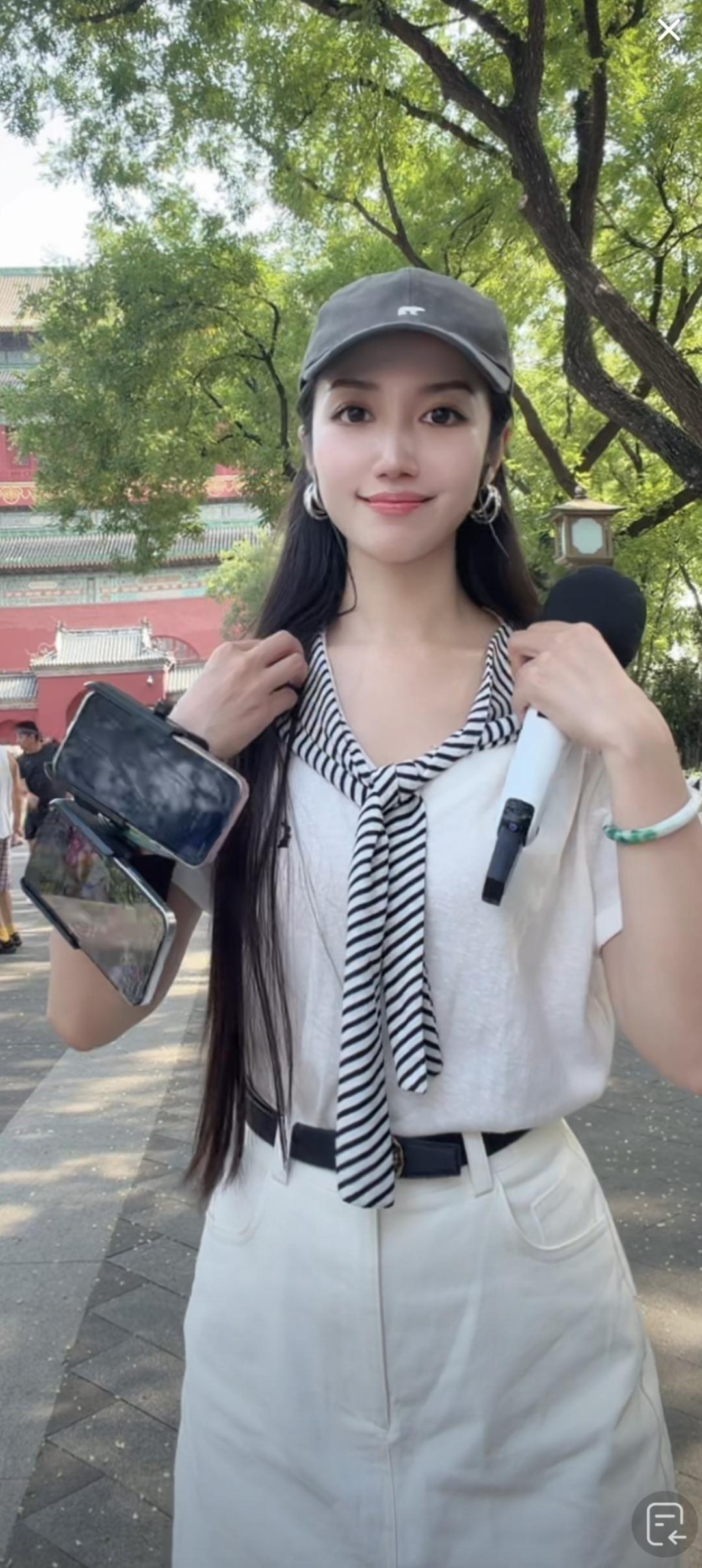 女孩在公园自拍，背景有古建筑。