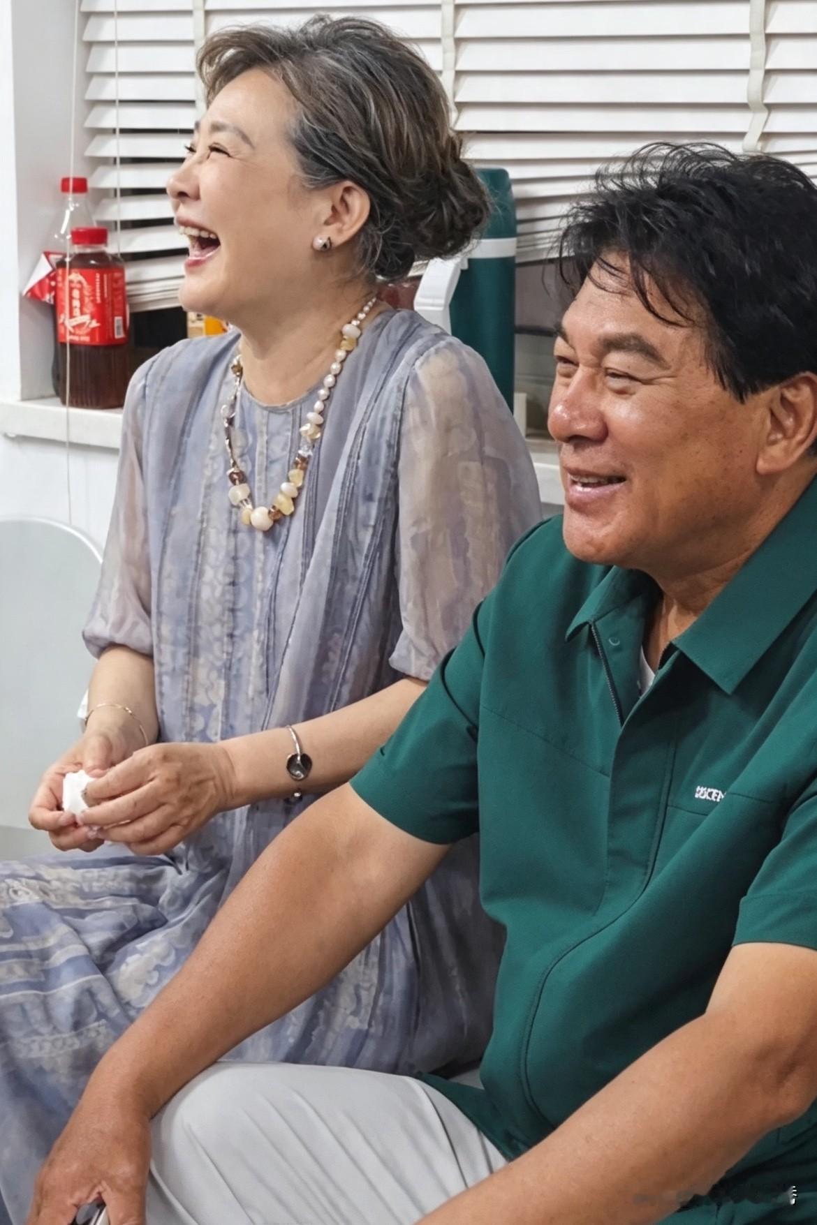 好喜欢他俩，年龄越大越“从容了”！在彼此面前，才敢笑的这么“开怀”吧！

丛珊头
