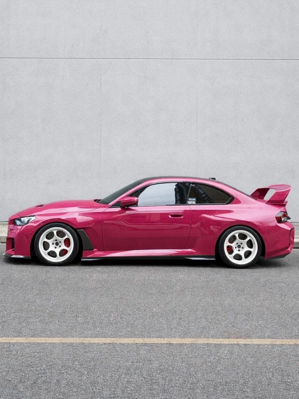 玫红色的车就像一枚糖果，在味蕾上开出鲜艳的花车的新衣