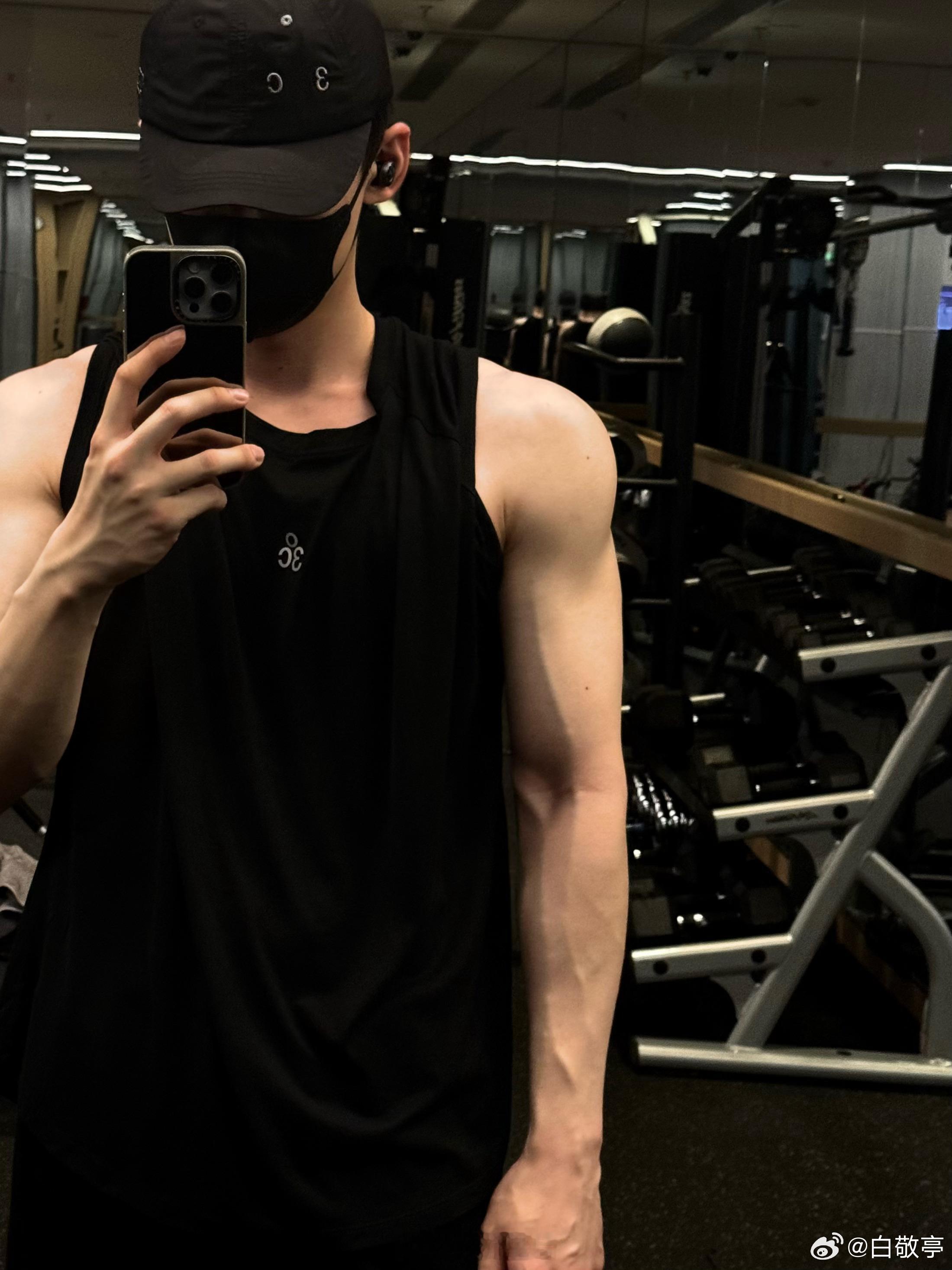 来看清爽帅哥，肌肉型男白敬亭。