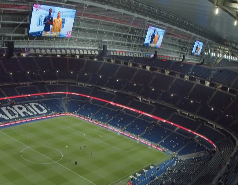 赛前，伯纳乌球场的大屏幕中循环播放着马斯坦托诺和卡马文加的马年祝福视频🐎🐎西