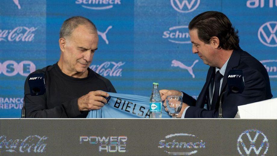 乌拉圭足协发布公告，通报了执行委员会与乌拉圭国家队主教练马塞洛·贝尔萨会议后的结