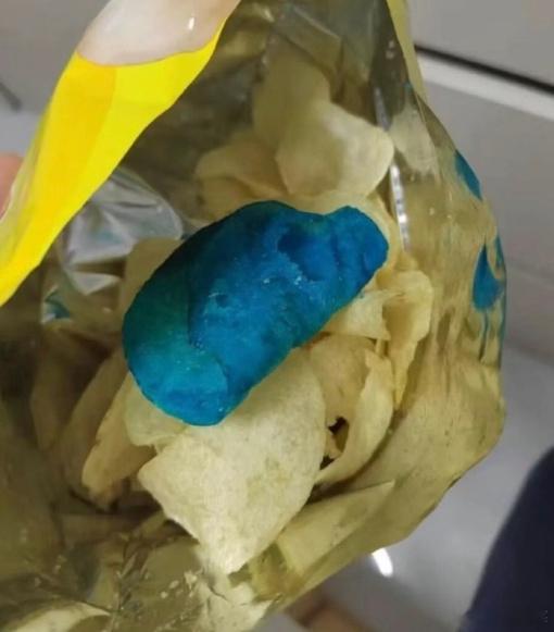 今天中午逛超市还想买包乐事吃吃解解馋，不过拿起来看了下就放回去了，还好没买现在食