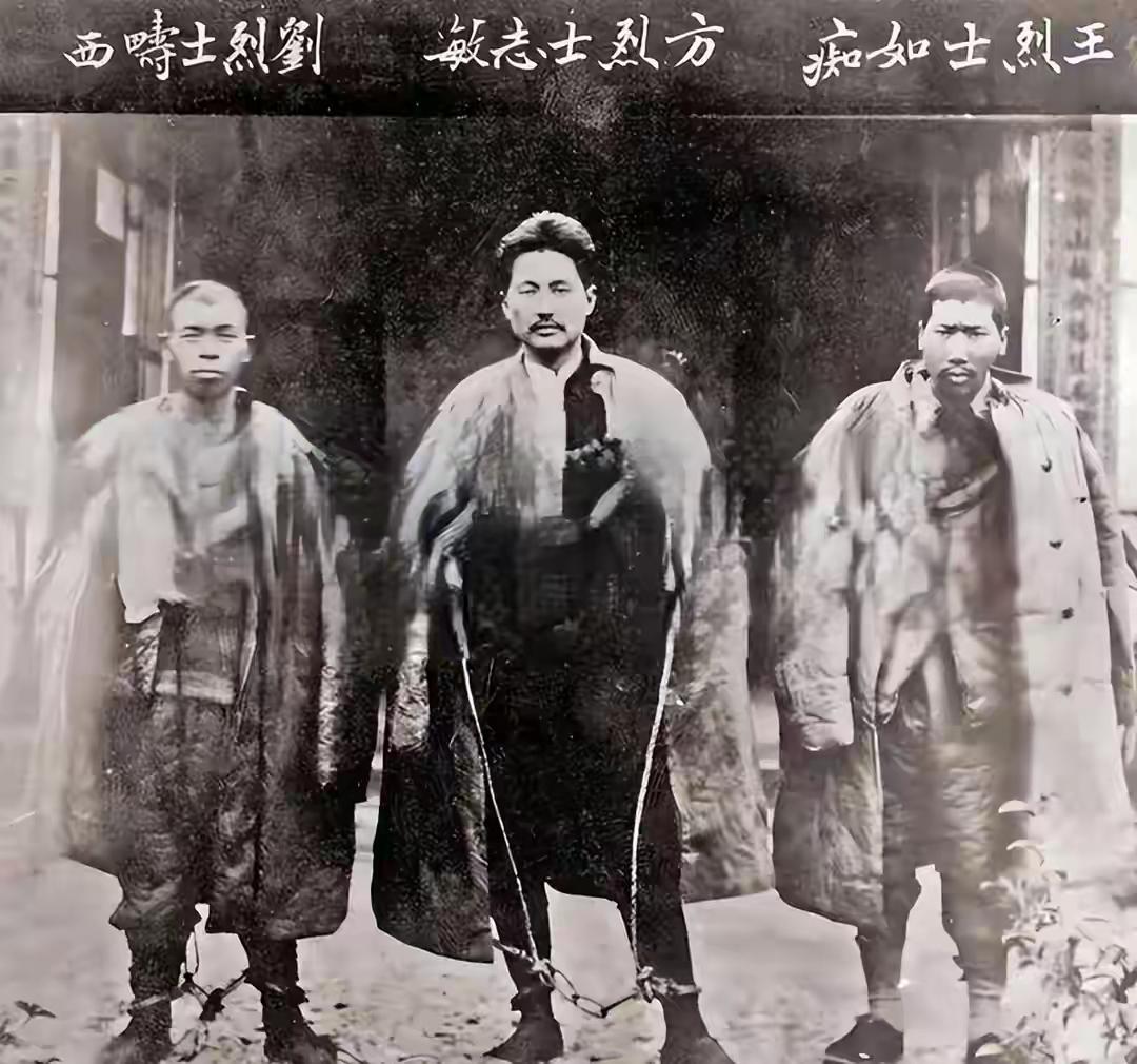 蒋介石火烧怀玉山，粟裕被困无路突围，一老农献计：有绳子就有路。

这个故事在网络