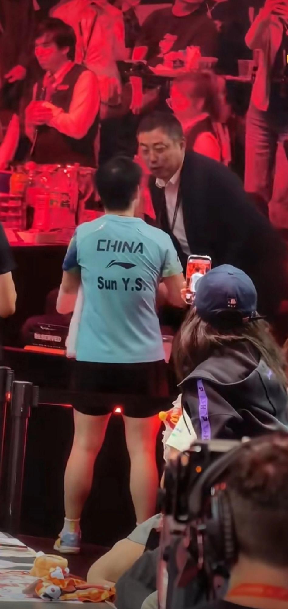 刘国梁现场祝贺孙颖莎！严师亦是慈父，国乒大家庭太暖了
 
刘国梁对国乒队员向来严