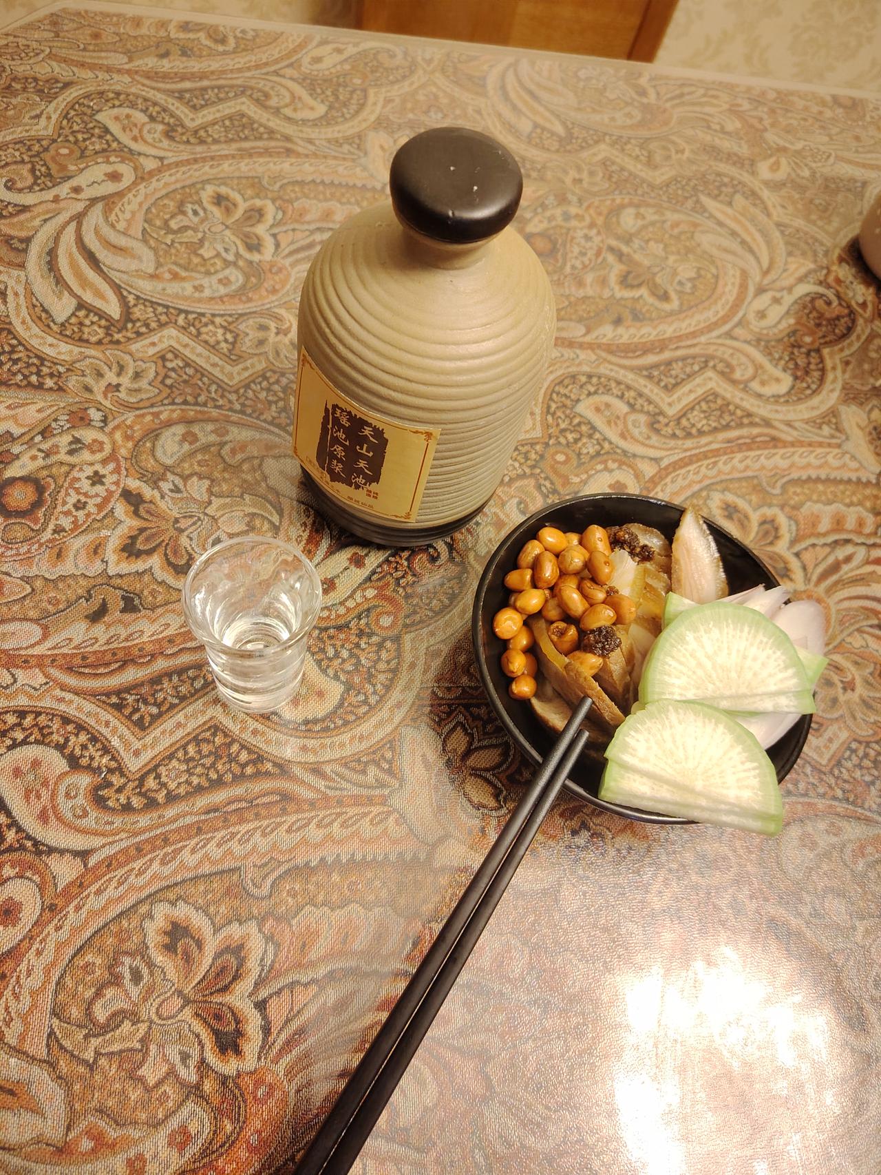 昨天请客这事儿，越琢磨越有意思。五个人吃饭菜饭花了380元，姐夫带来的二瓶本地新