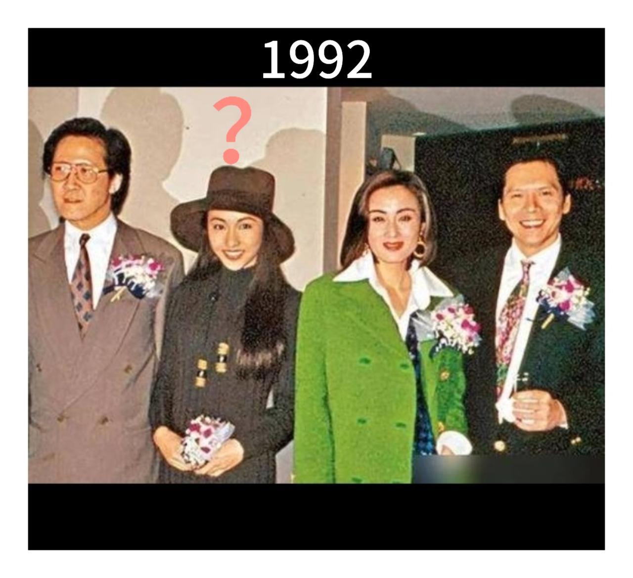 30多年前的一张港圈大佬美女的古早合影。左一穿浅灰棕双排扣西装，系菱形复古花纹领