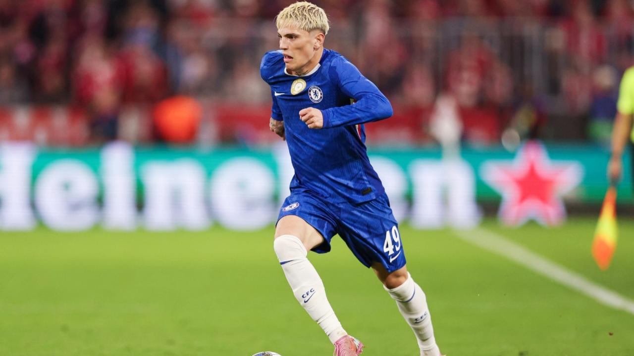 切尔西对加纳乔的表现感到担忧，他在场上从未全心投入。
他需要尽快证明自己，否则将