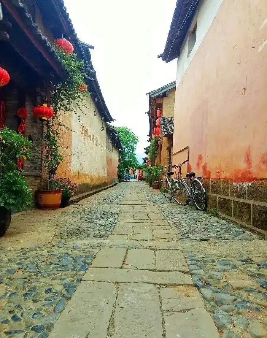 百字令•思乡
家
时常
胸中念
从未思断
酒入陶瓷盏
邀月共饮漫漫
仰天遥望星浩