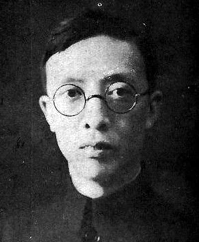 1949年1月，腊月寒冬，上海码头。中统特务头子叶秀峰将五个装满金条的樟木箱子推