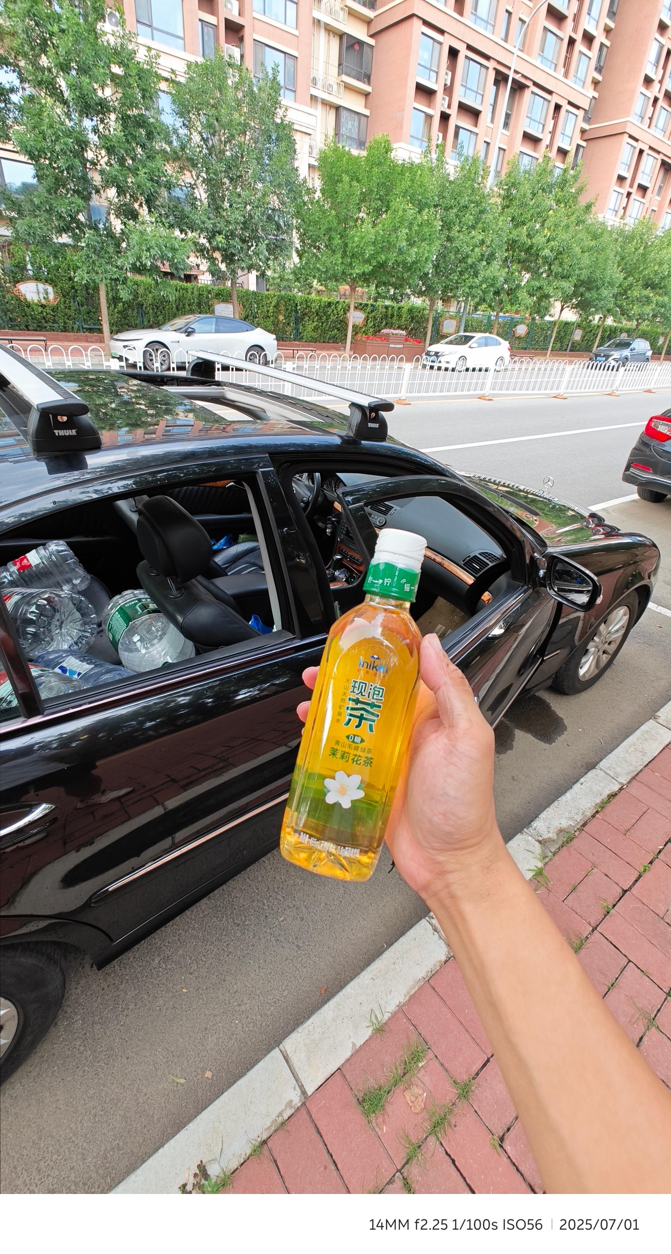 停路边等人，车里翻出瓶冷泡茶喝。就是一拧瓶盖茶粉掉下来，摇一摇就变成茶那种。想法