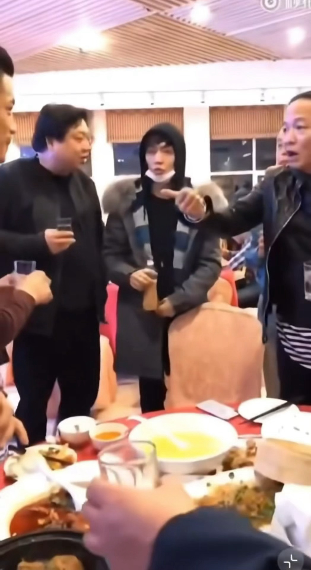 太好笑了 黄金瞳杀青宴 小莲就这样拿着阿萨姆奶茶误闯大人局 