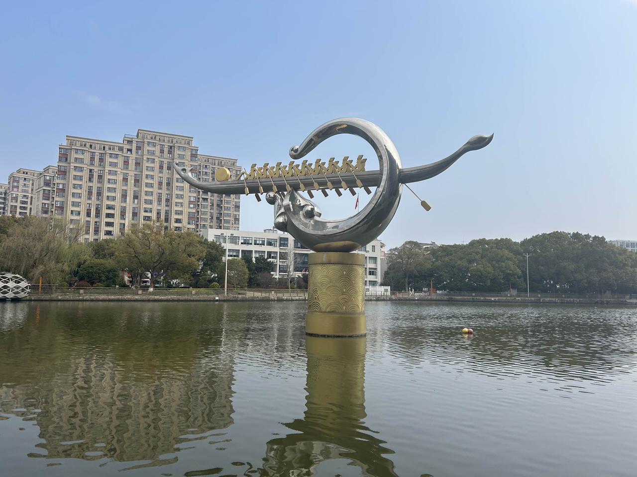 云龙二月二

鼓声轻落
怕惊了春分初醒的腰肢
云龙的河水先暖
龙舟划开的水痕里