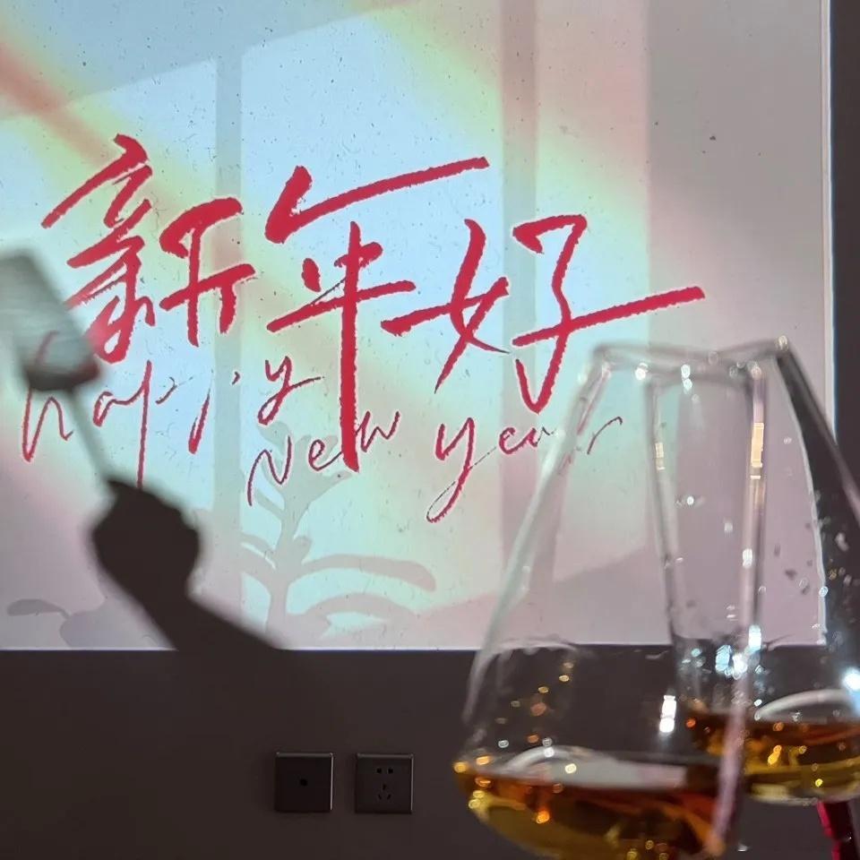 在这个年头里：能干得不如能说得，有情的不如有颜的，掏心的不如掏钱的，厚道的不如圆