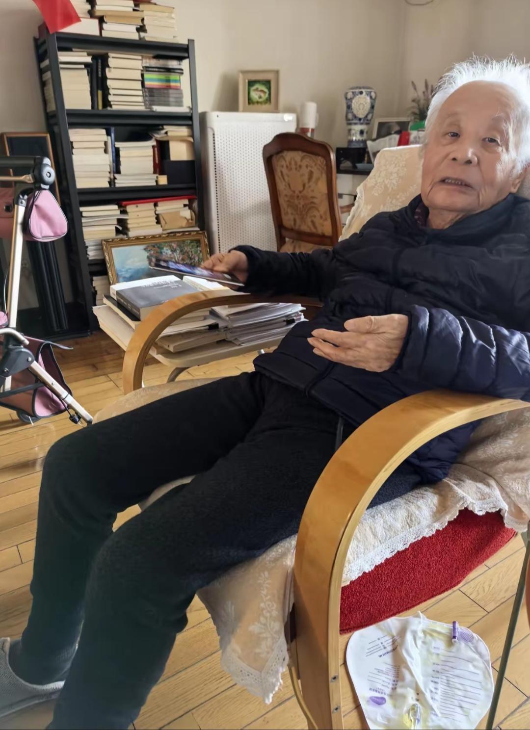 何祚庥先生家中的蝴蝶兰花生机勃勃。
12月25日，张洪林博士又访老友，来到了忘年