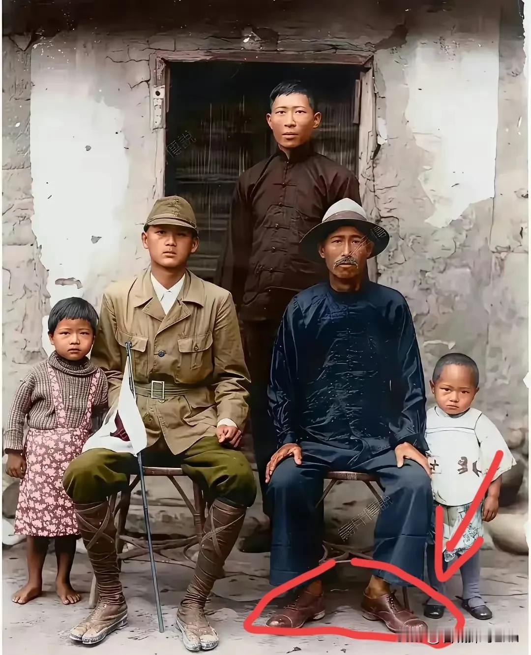 1943年，台湾高雄，这名青年人当上了日本兵，临行前跟家人拍下了这张合影。
​他