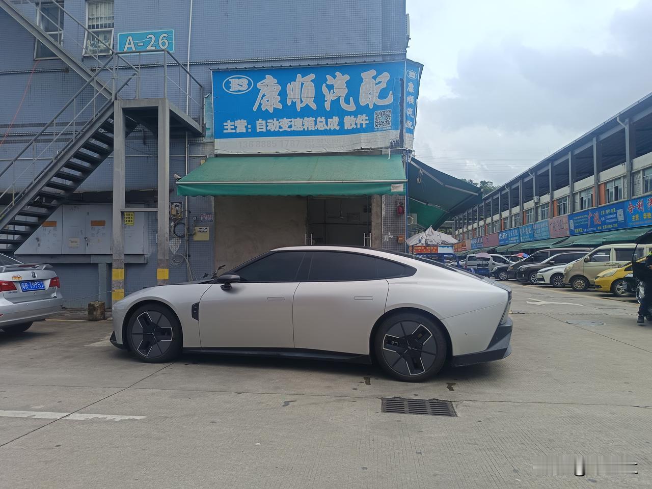 P7卖的不好
主要是P7的这种设计风格，真的非常挑客户
不是客户挑车
而是车挑客