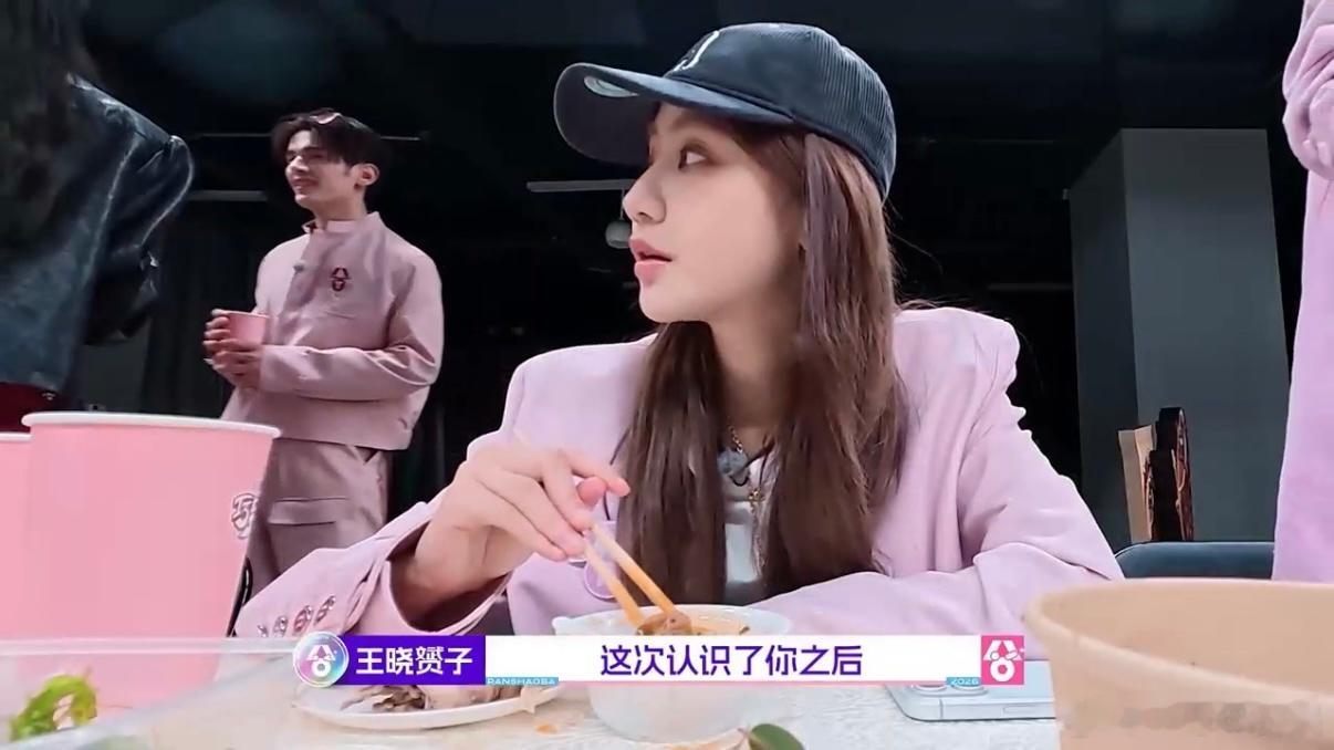 王晓赟子叫代露娃嫂嫂超燃青春的合唱现场互动笑点频发，王晓赟子灵动喊嫂嫂，轻松烘托