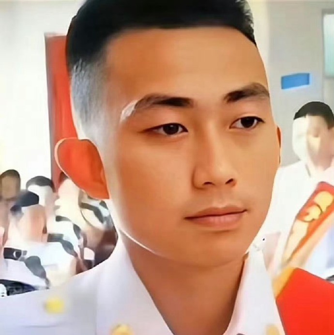 海军战士王忠辉，于2022年在南海实战化训练中壮烈牺牲，时年仅24岁。 胸戴红花