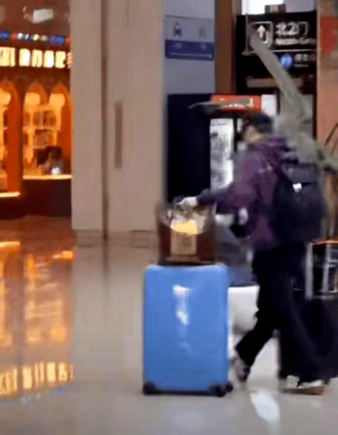 樊振东这事确实好感度拉满了，赛事一结束，
他把庆功宴的热闹留给别人，自己一个人踏