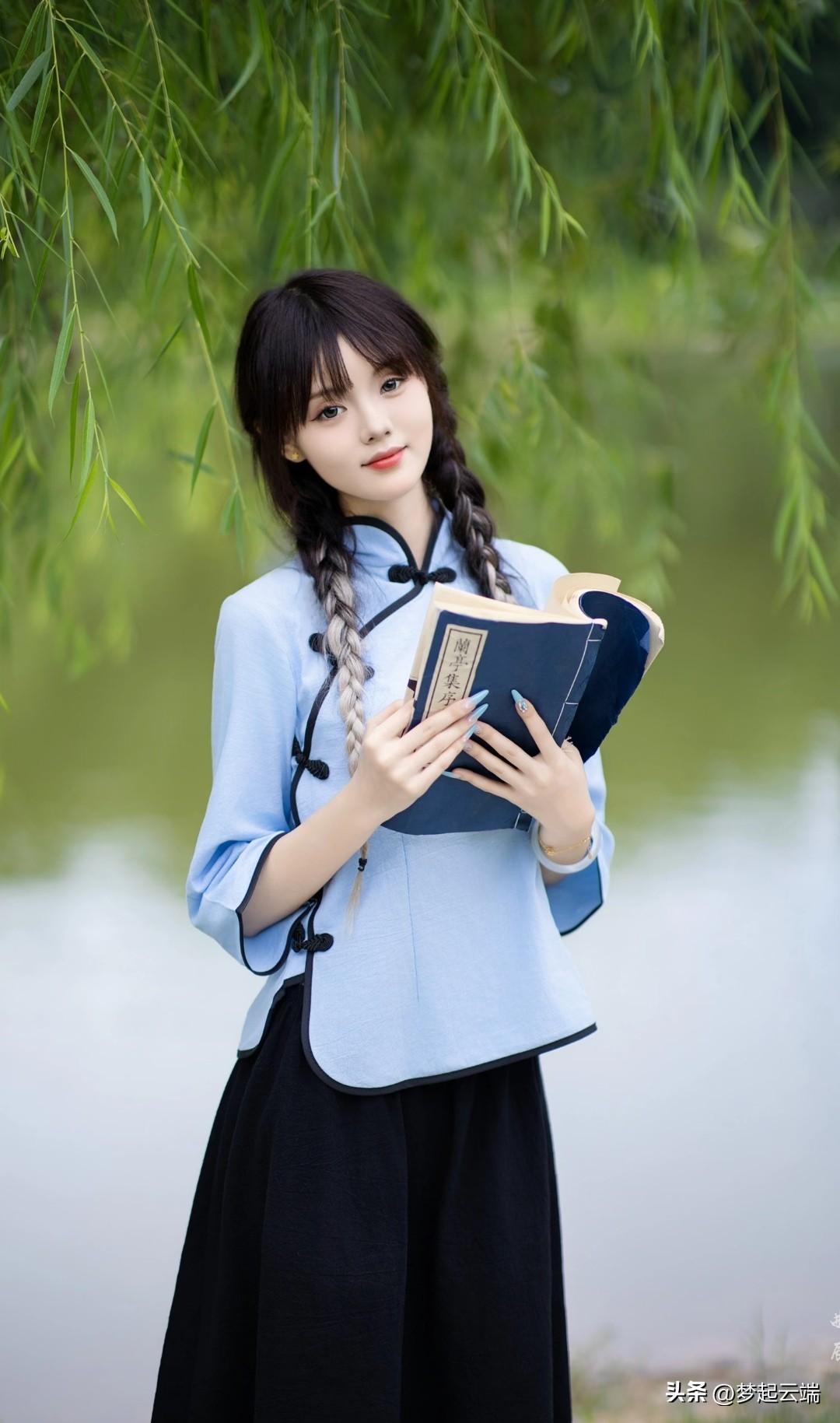 在湖畔轻读，感受书香与自然的交融。