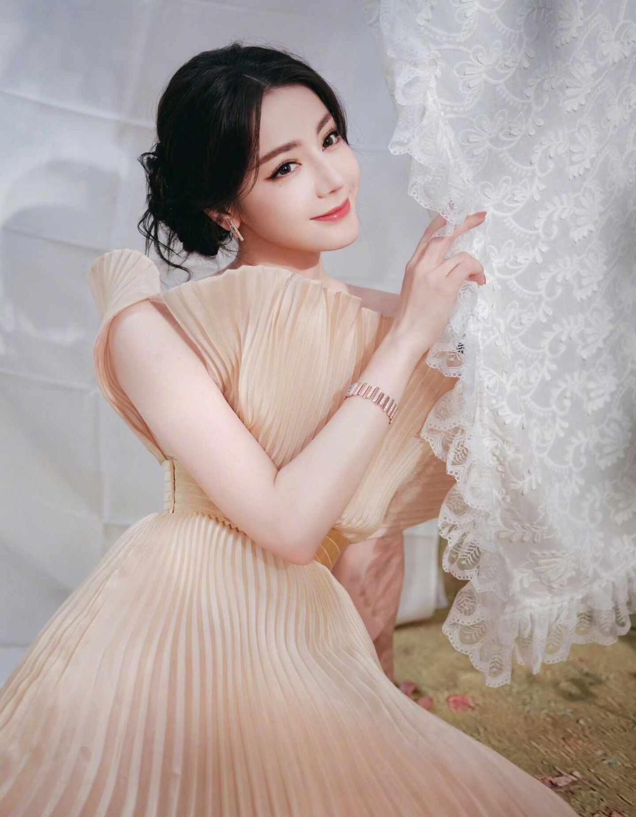 迪丽热巴 品牌直播造型，一袭Alexis Mabille 2025 春夏高定长裙