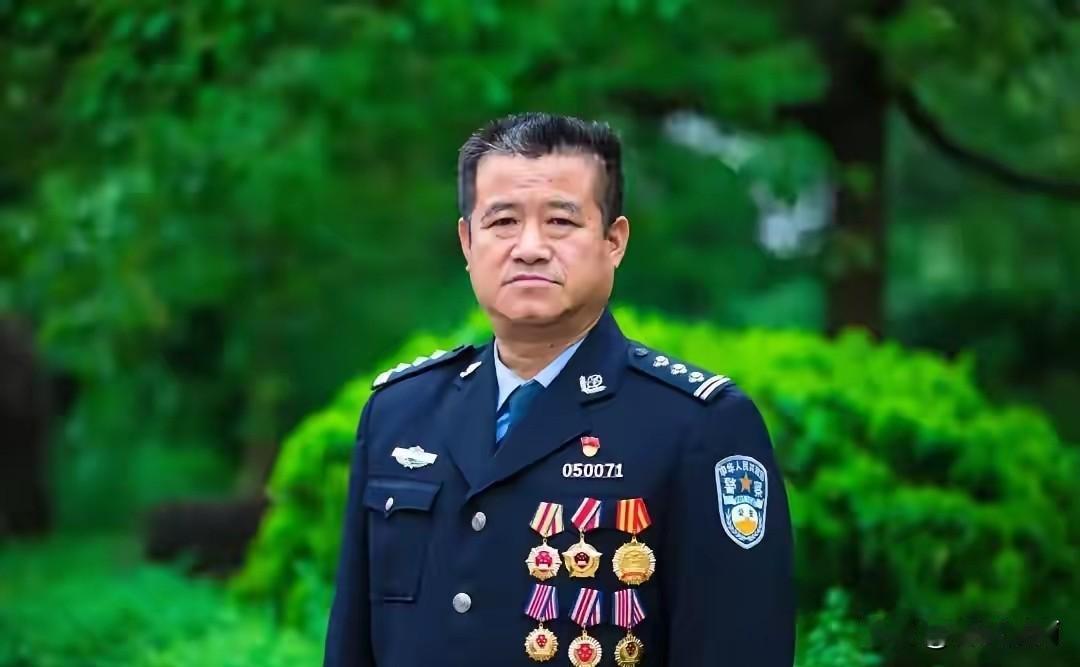 万万没想到！近40年警界英模、新余市公安局交警支队原二级高级警长郭峰主动投案！二