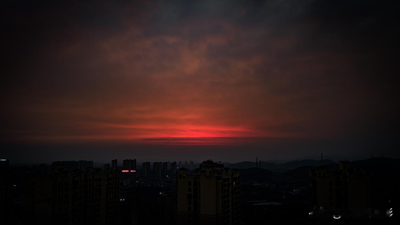 紧赶慢赶还是没能赶上！傍晚按习惯走路时只注意听耳机里的脱口秀了，直到回到走到住宅