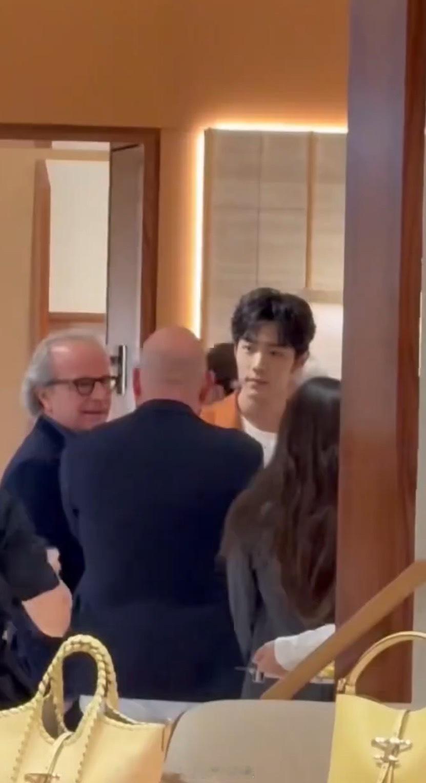 肖战橙色衬衫造型肖战澳门TODS活动生图 帅帅的很安心 