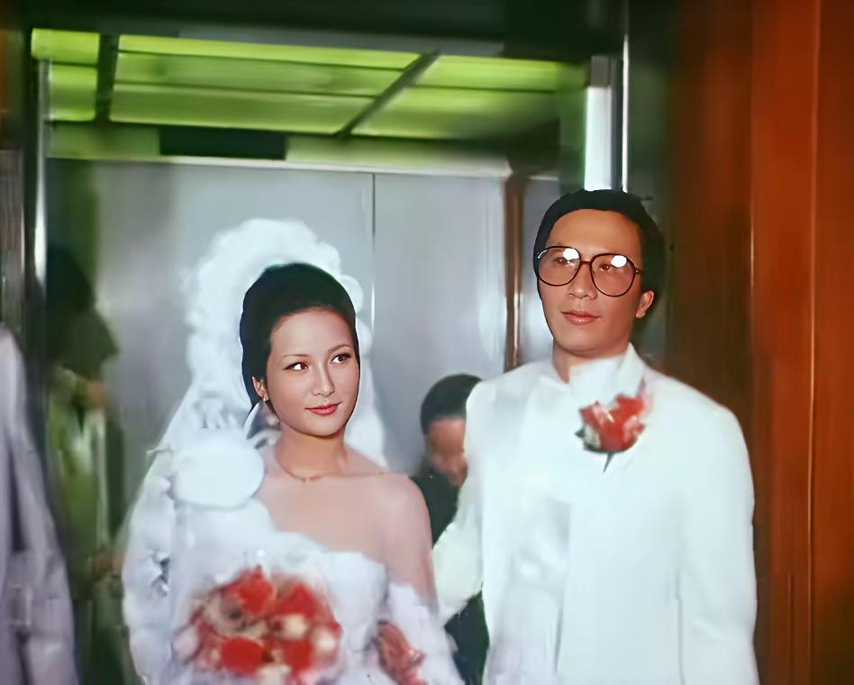恍如昨日
狄波拉绝对四哥有情有义，当年为了谢的赌债去求赌王，可见对谢贤用情至深