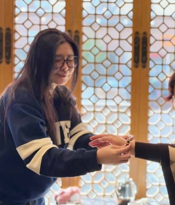 王祖贤58岁了。还想让人永远貌美如花呀？
 
人家现在不是电影明星了，不必再用相