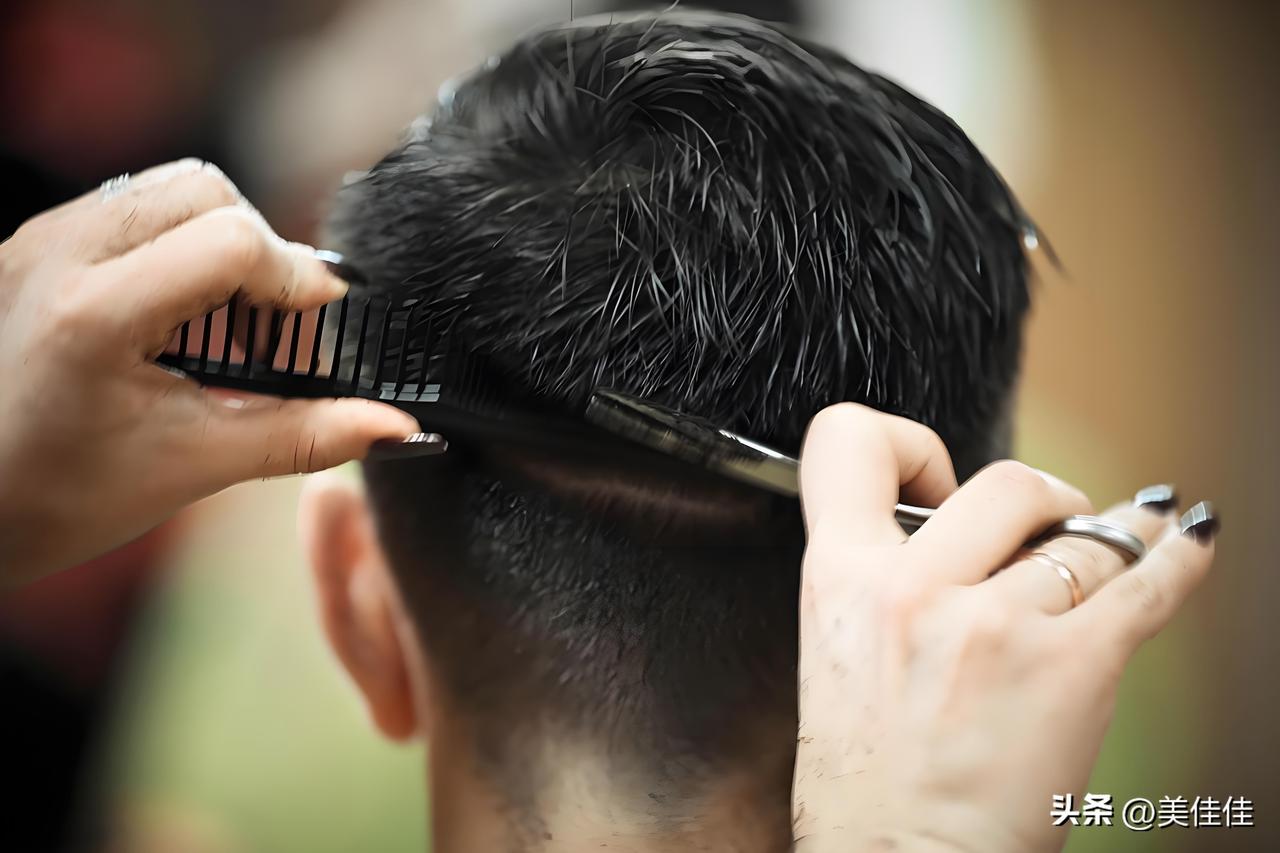 请问,你那儿最便宜理发是多少?楼下的理发店，自2024年我搬来这里，便一直守着十