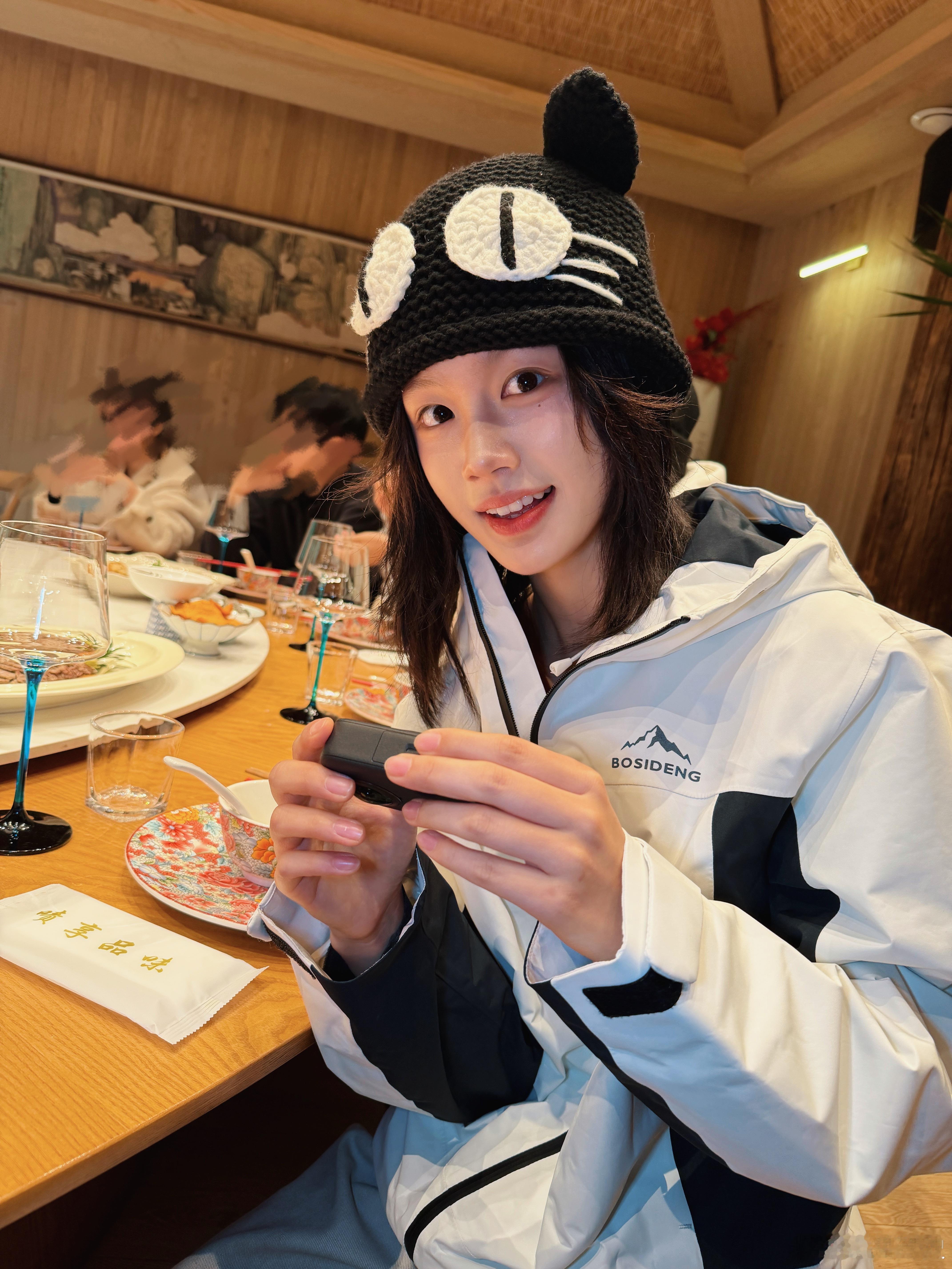 认识阿玉老师这么久 第一次听她夸某牌补光灯，什么含金量！很自然啊被种草了，过两天