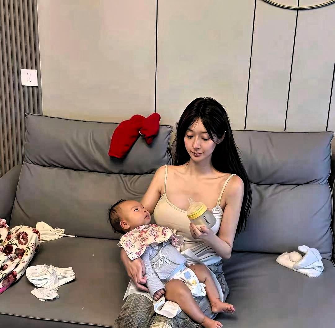 好看的人无论做什么都好看，一男子晒出他追了5年才追到手的女神，夫妻二人长相都很耐