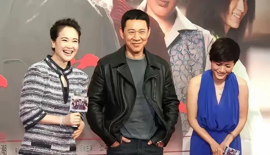 著名的两女一男同框，没有任何的身体接触，三人的行为非常有分寸感，这才是明星该有的